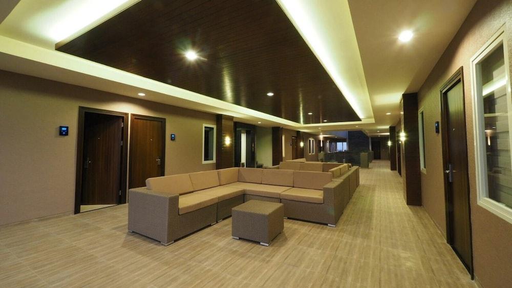 De'Boutique Style Hotel Malang - Lobby Sitting Area