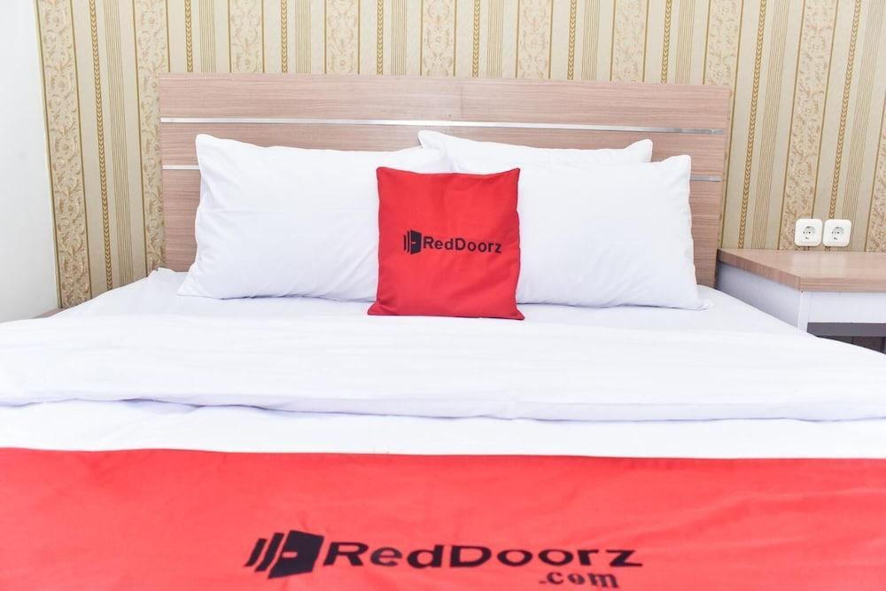 RedDoorz Plus near Malang Town Square - Room