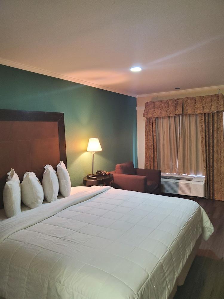 Deerfield Inn & Suites - Room