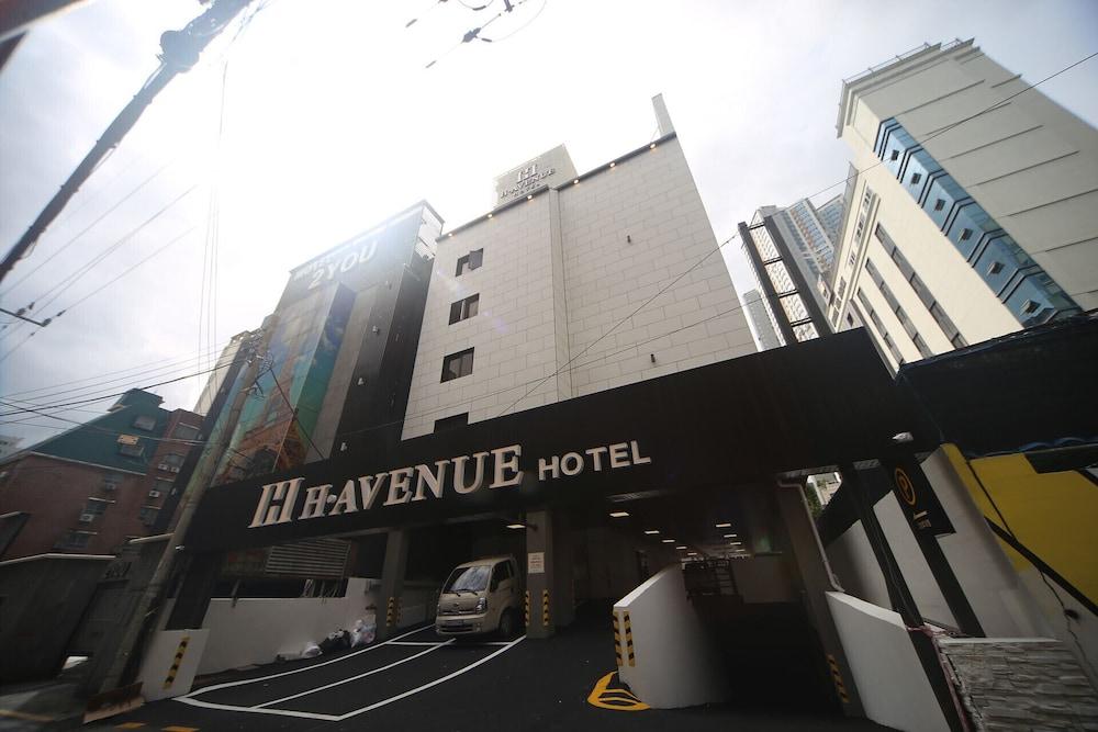 H Avenue Hotel - Exterior