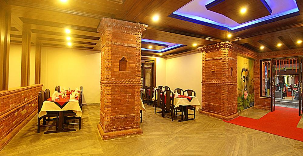 Hotel Buddha - Interior Entrance