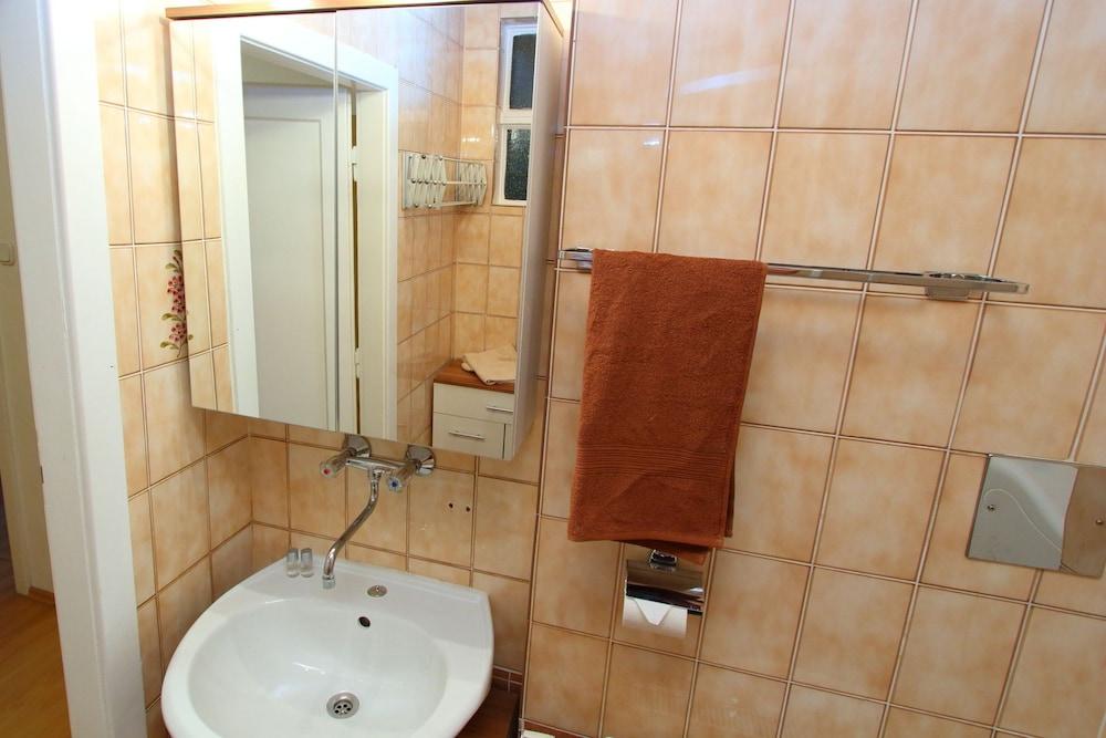 CheckVienna – Apartment Reumannplatz - Bathroom