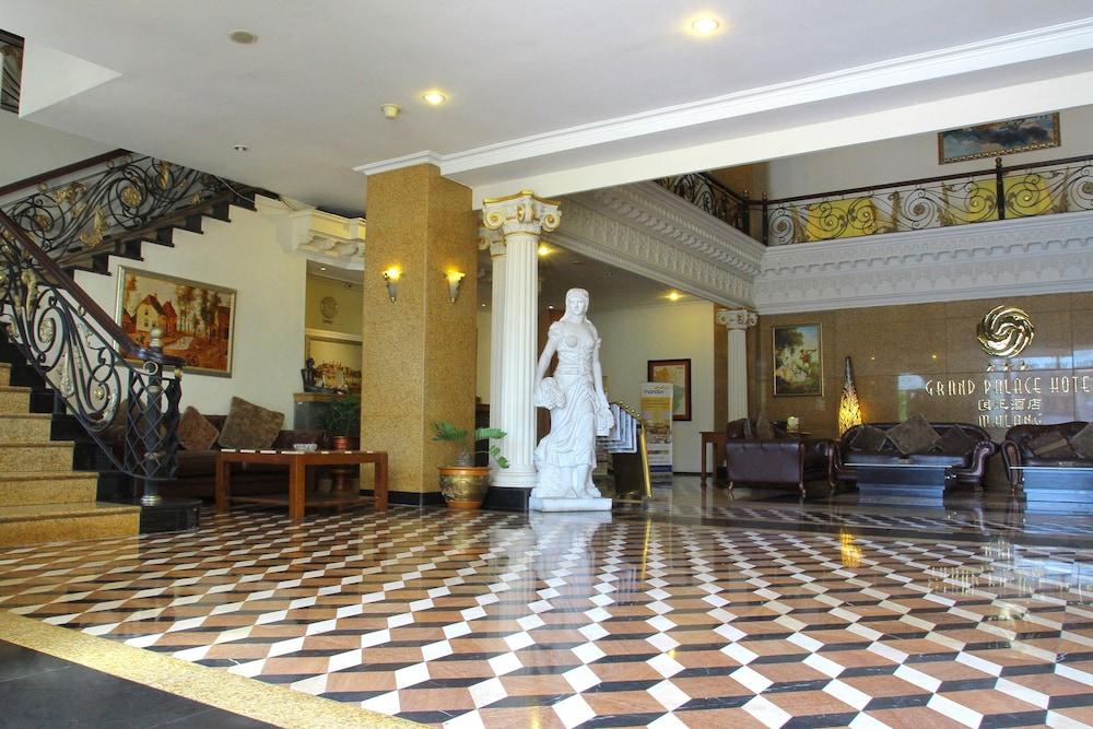 The Grand Palace Hotel Malang - Interior Entrance