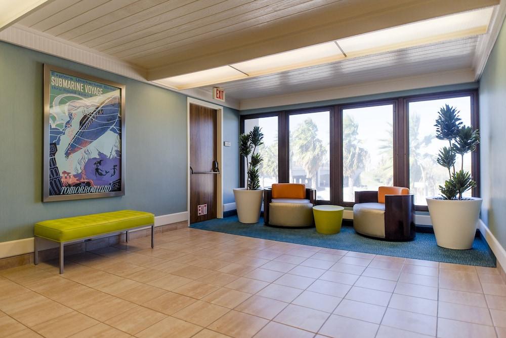Howard Johnson by Wyndham Anaheim Hotel & Water Playground - Lobby Sitting Area