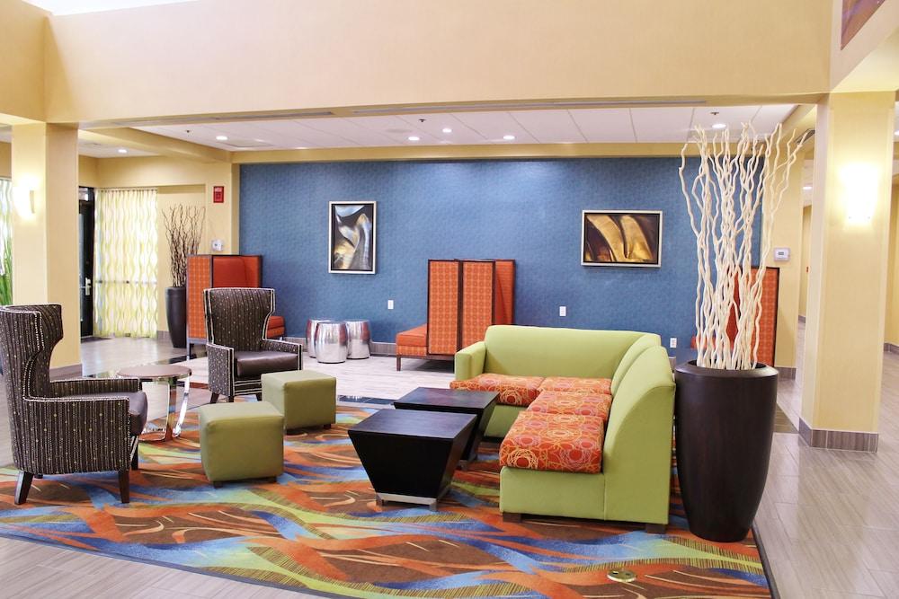 Holiday Inn Express Flagstaff, an IHG Hotel - Lobby Sitting Area