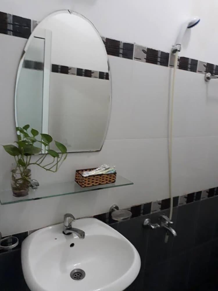 Queen Pearl Hostel - Bathroom Sink
