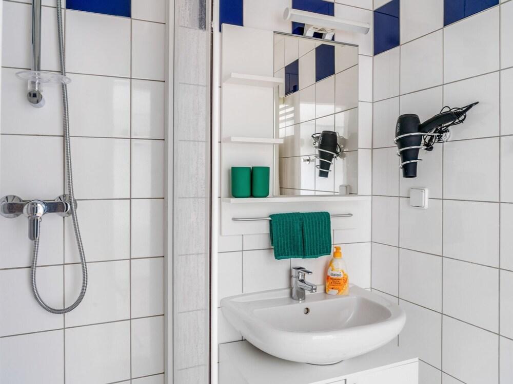Simplistic Holiday Home in Wien near Schönbrunn Palace - Bathroom