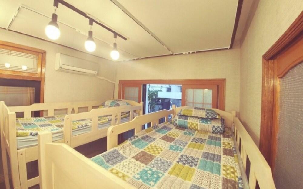 Jeju Gonghanggeuncheo Guest House - Room