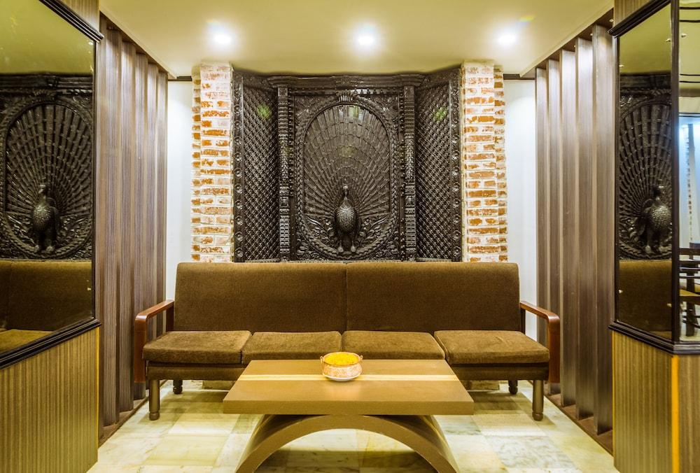 Harati Manor Inn - Lobby Sitting Area