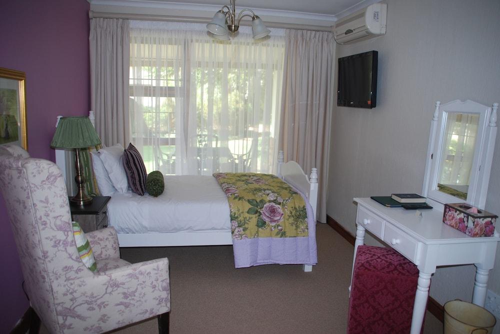 Sunninghill Guest Lodge - Room