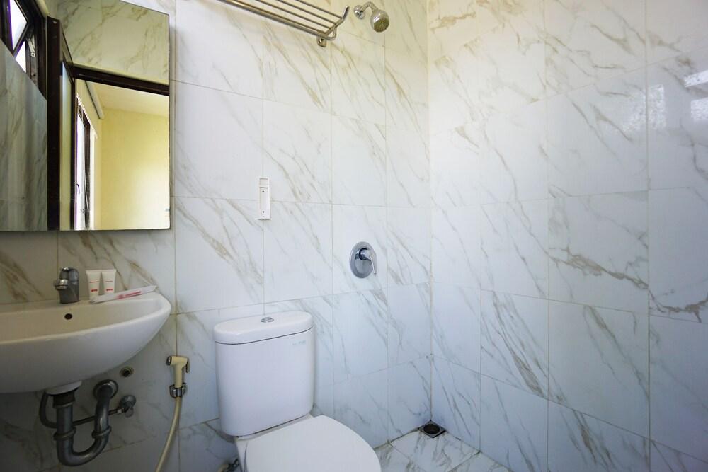 OYO 1993 Hotel D'kanaka Riverview - Bathroom