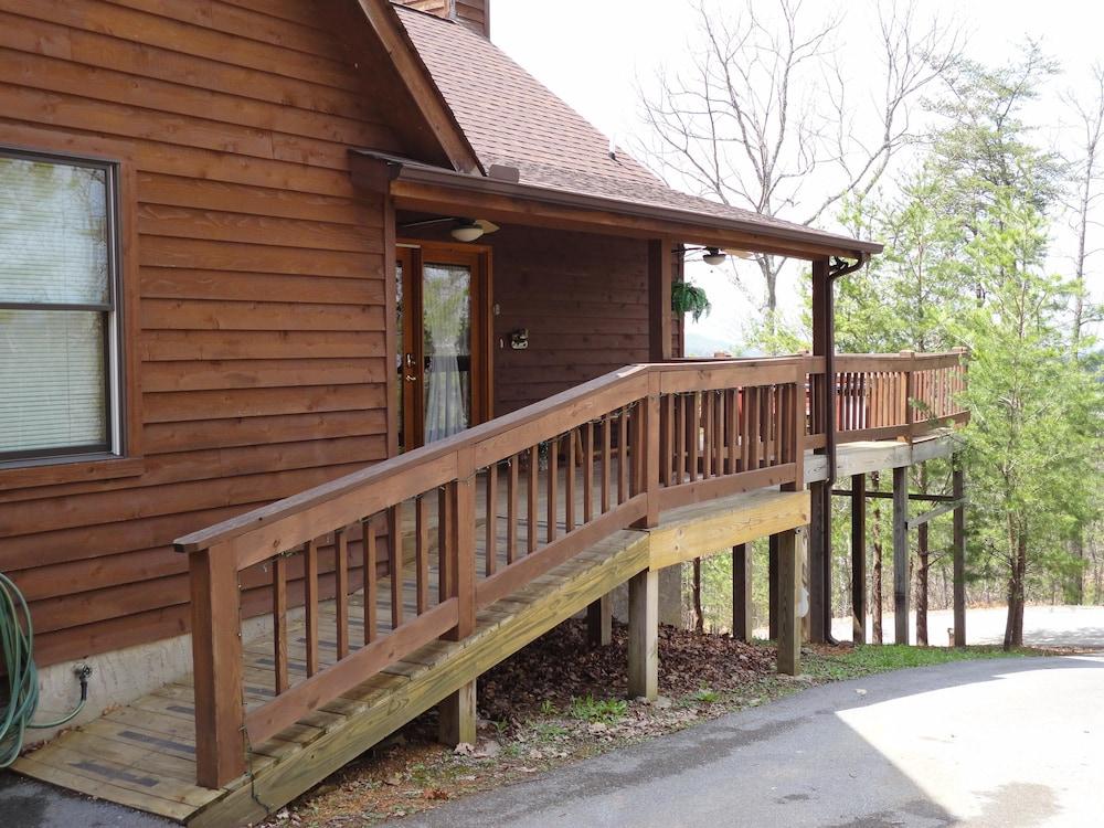 A Heavenly View 78 - 2 Br cabin by RedAwning - Property Grounds