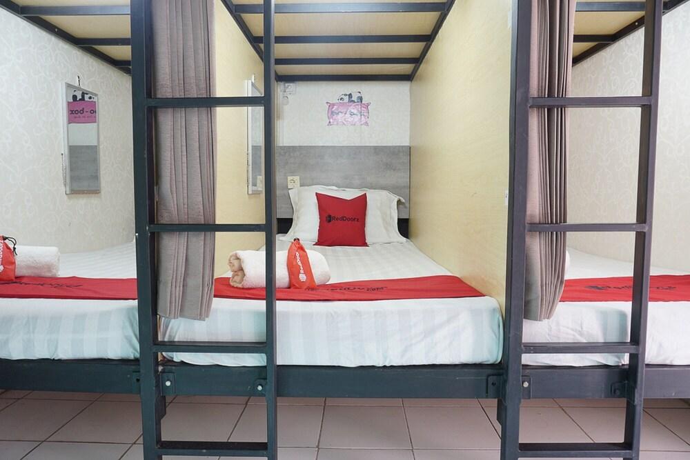 RedDoorz Hostel @ Borobudur Street - Room