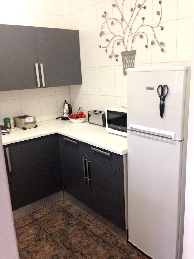 Woodmead Apartments - Private kitchen