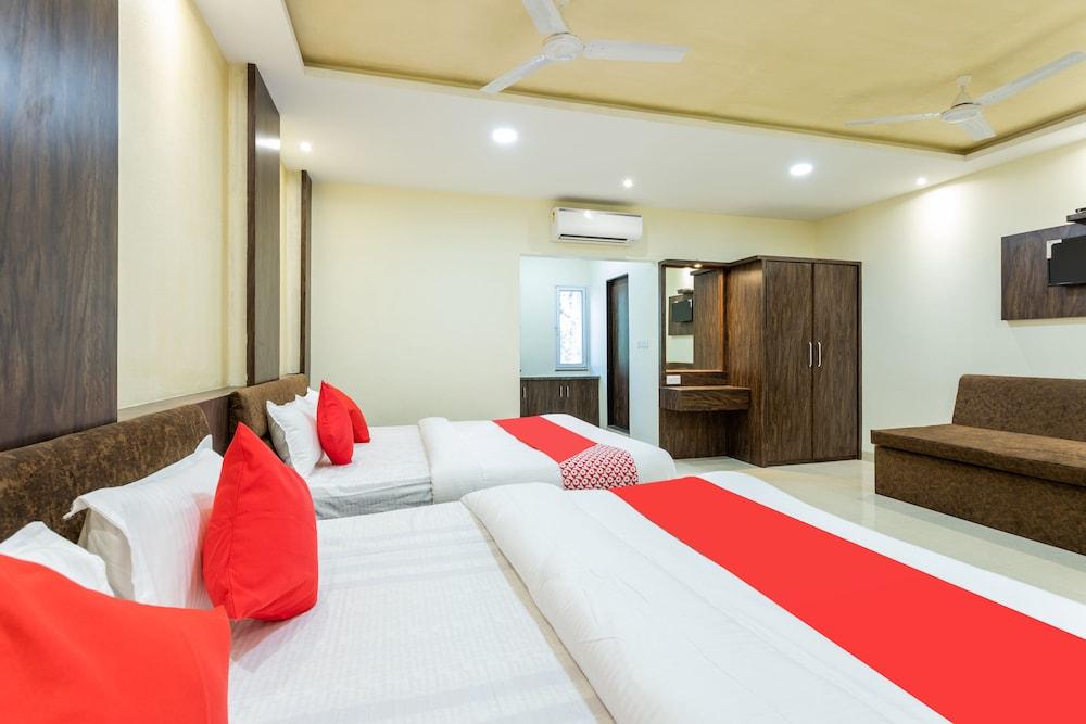 OYO 42084 Rajshahi Resort And Marriage Garden - Room