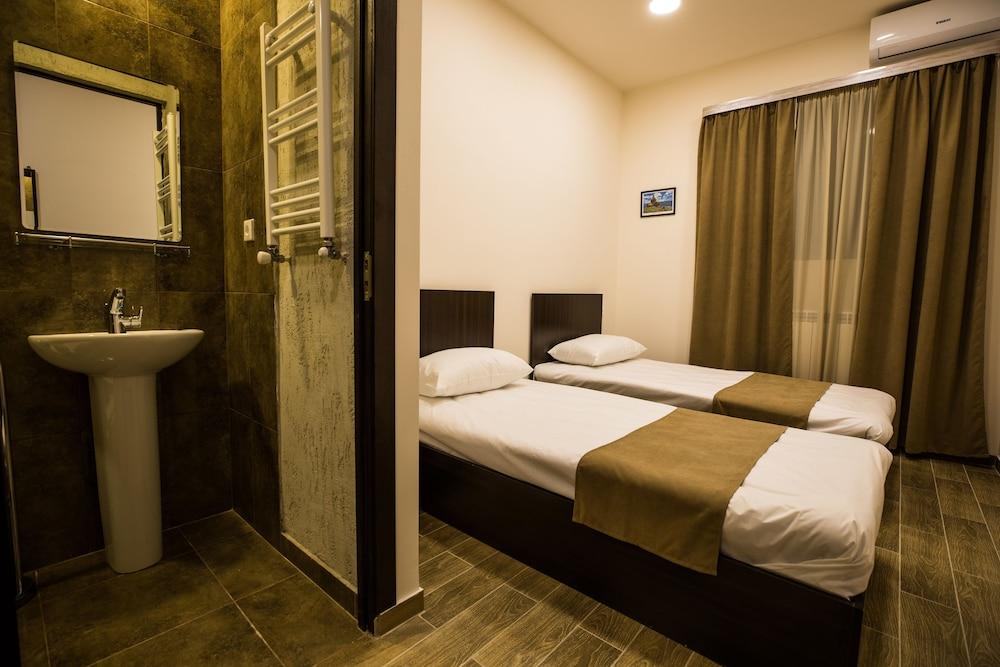 5 Rooms Mini-Hotel & Tours - Room