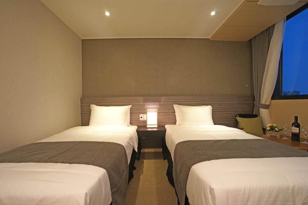 I-Jin Hotel - Room