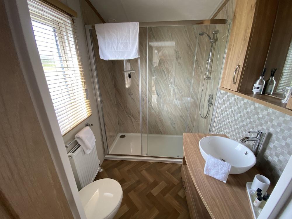 Saltire 59 2-bedroom Lodge - Bathroom