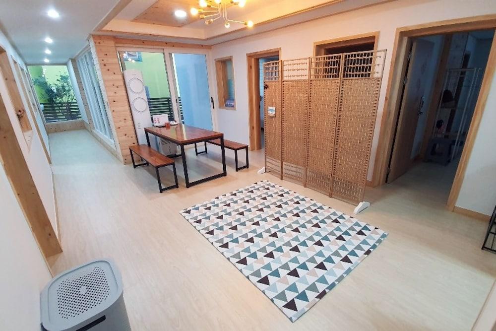 Jejudo Hasukjip Guesthouse - Lobby Sitting Area