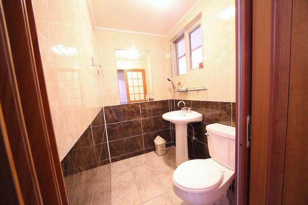Jeju Gdygla Guesthouse - Bathroom