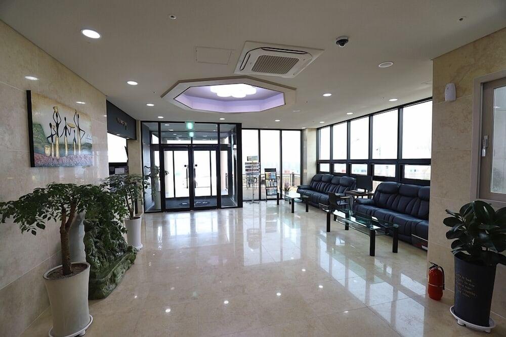 Jeju The Four Hills Hotel - Interior Entrance