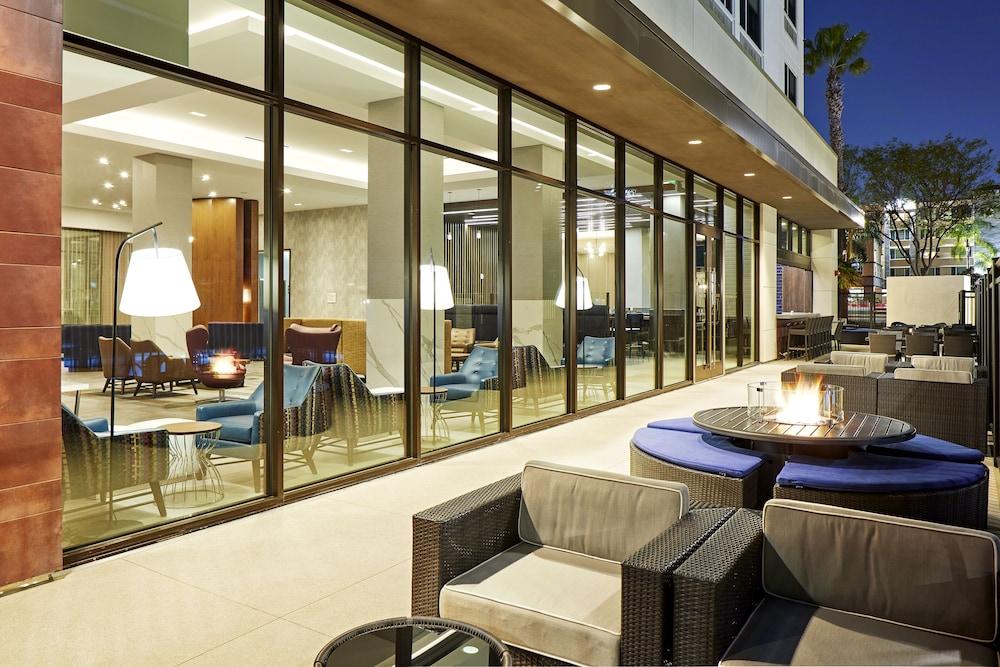 Cambria Hotel & Suites Anaheim Resort Area - Lobby Sitting Area