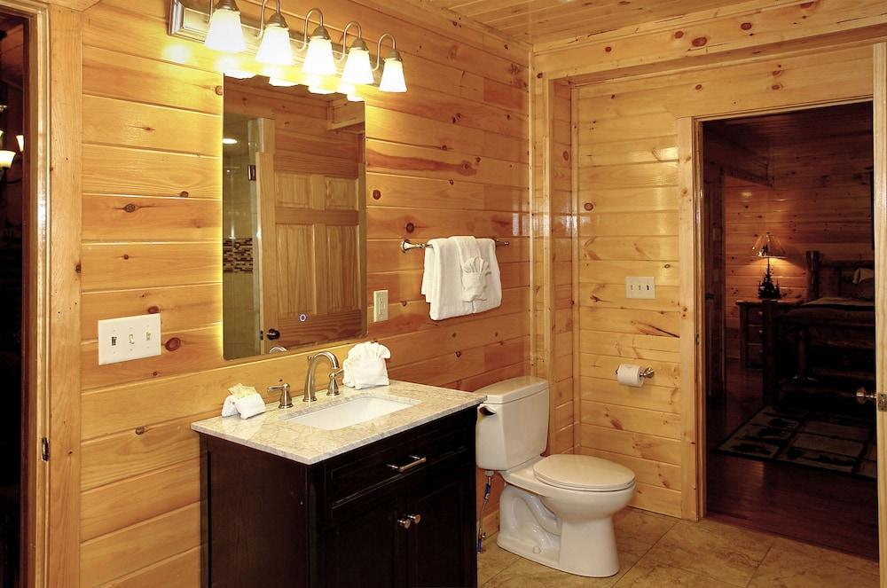Laurel Manor Home with Hot Tub - Bathroom
