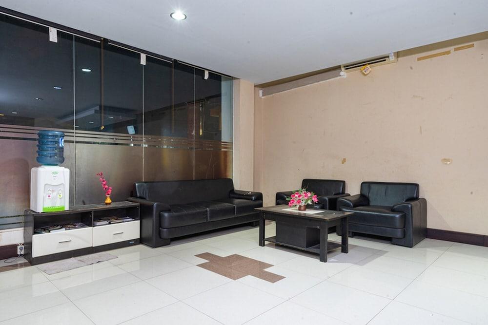 RedDoorz near Bahu Mall Manado - Lobby Sitting Area