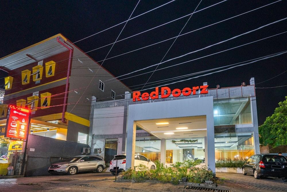 RedDoorz near Bahu Mall Manado - Featured Image