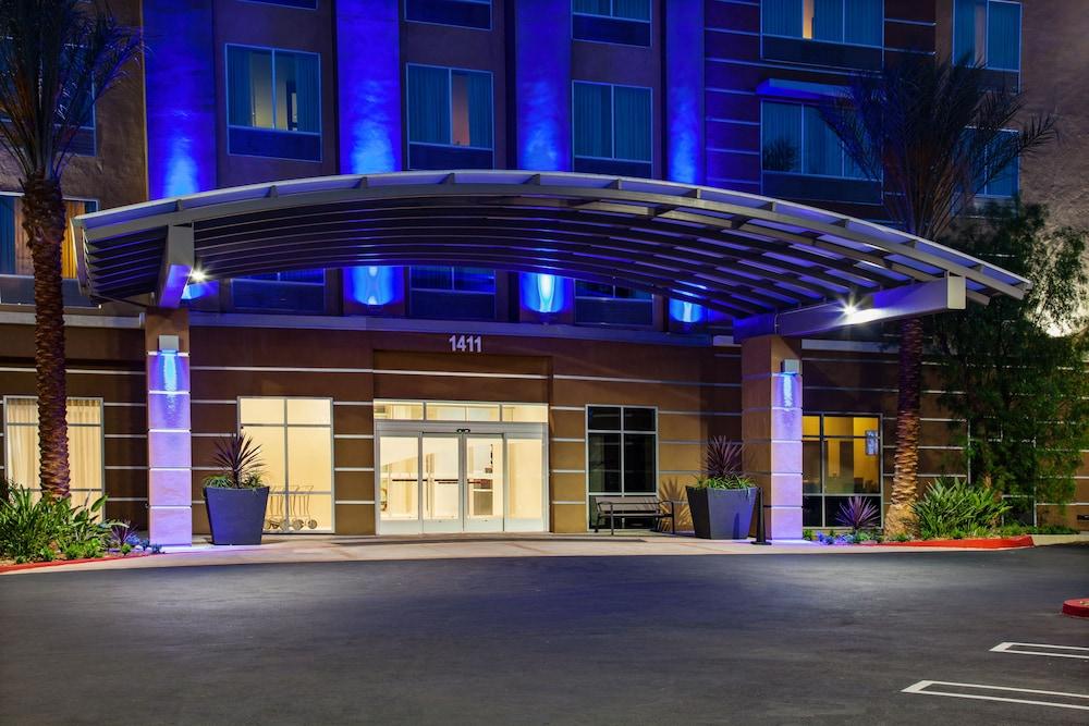 Holiday Inn Express & Suites Anaheim Resort Area, an IHG Hotel - Exterior
