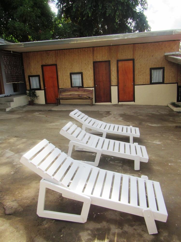 Coron Guapos Guesthouse - Property Grounds
