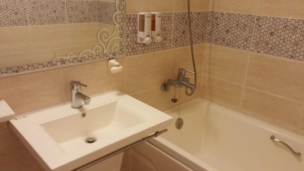 December Hotel - Bathroom