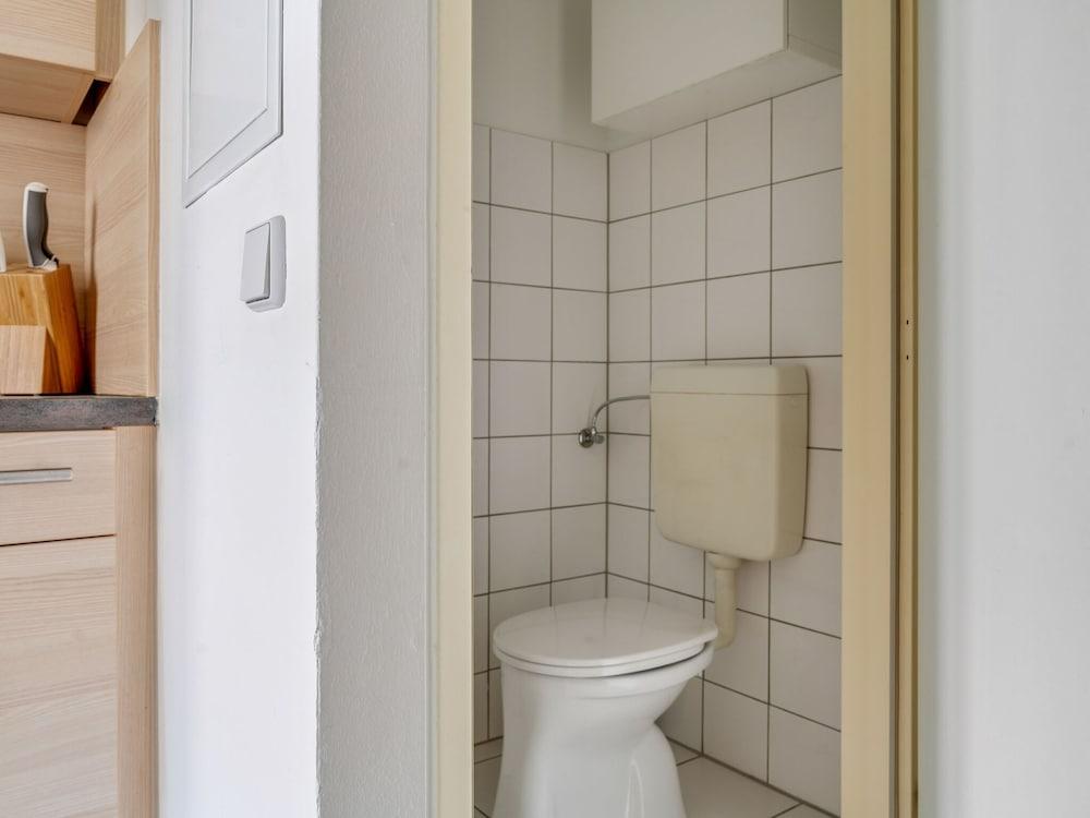 Simplistic Holiday Home in Wien near Schönbrunn Palace - Bathroom