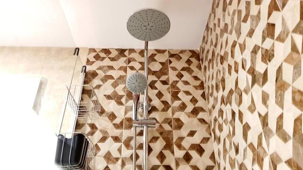 SunCastles Apartments - Bathroom Shower
