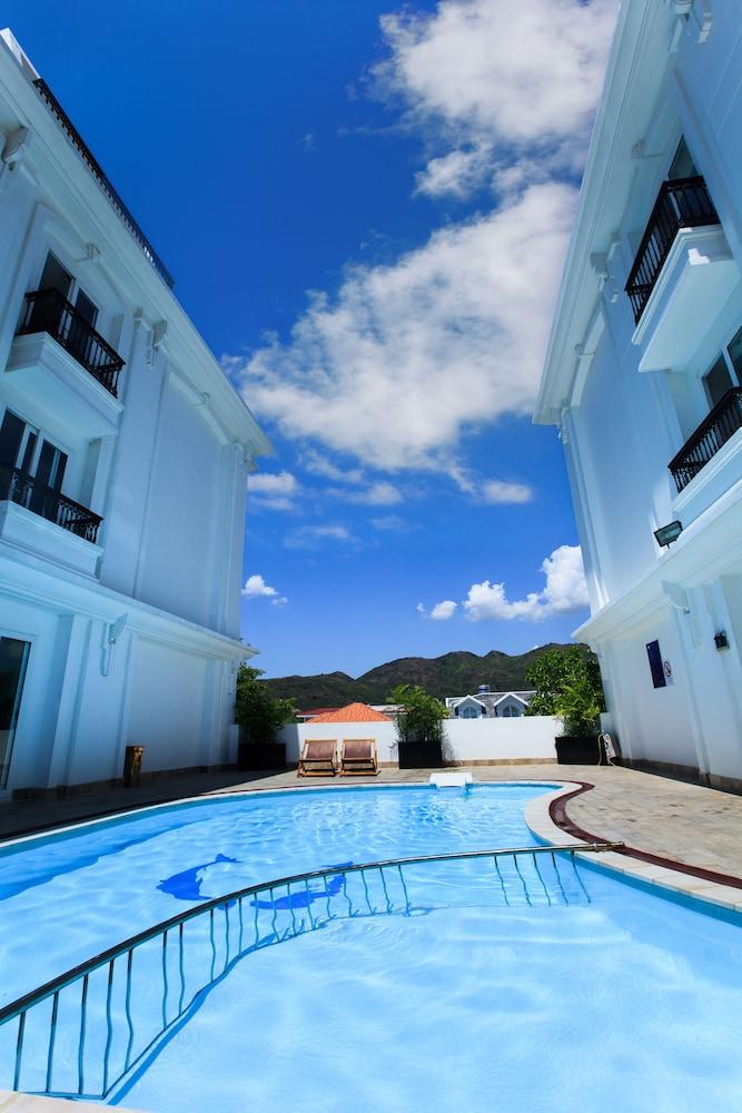 Paragon Villa Hotel - Outdoor Pool