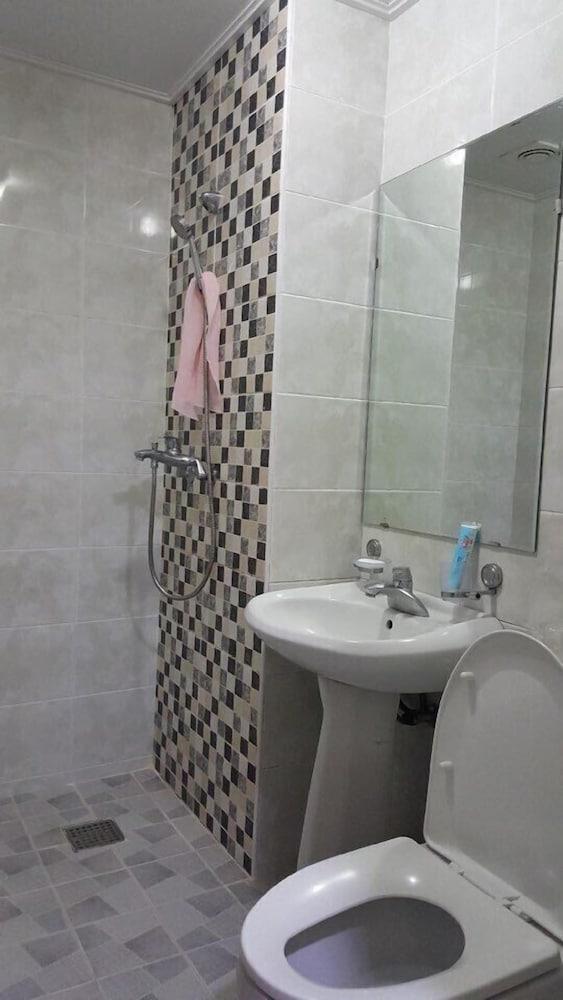 Eden Hostel - Bathroom
