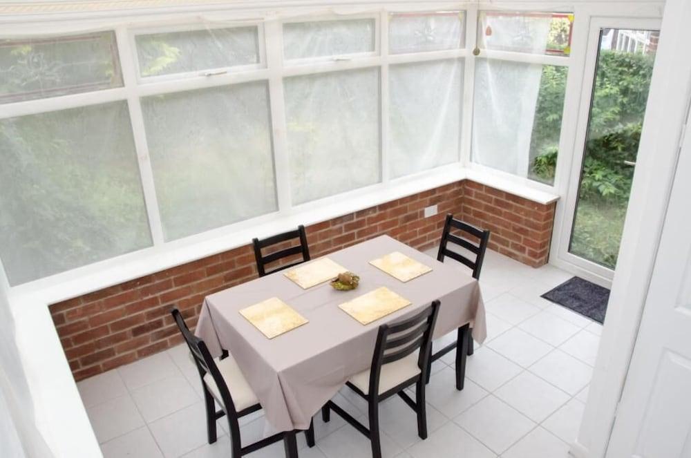 NEW 2BD Detached House in the Heart of Lincoln - In-Room Dining