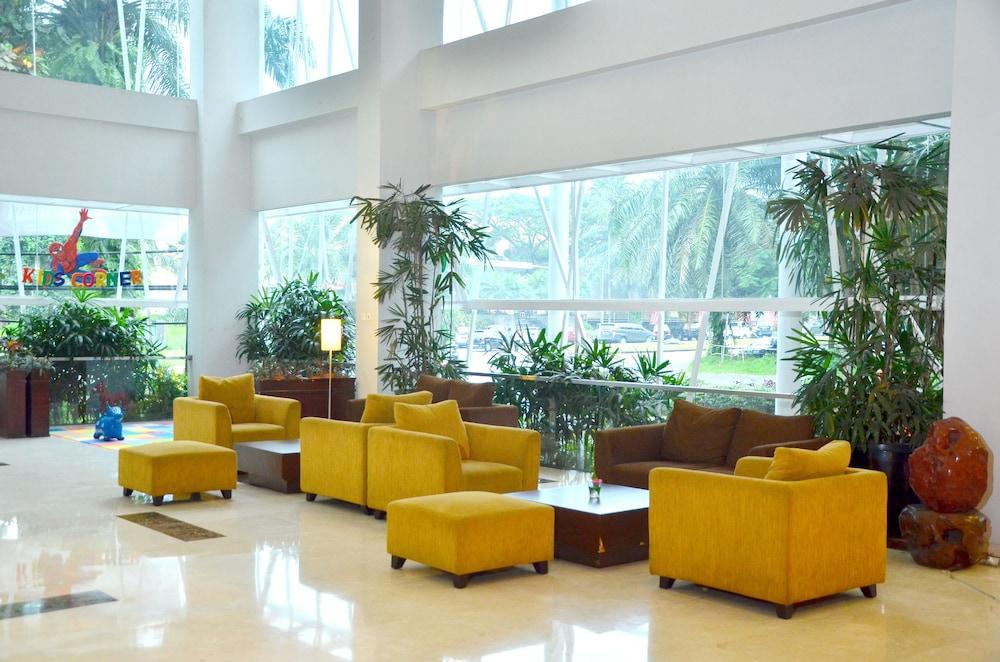 Grand Cakra Hotel - Lobby Sitting Area