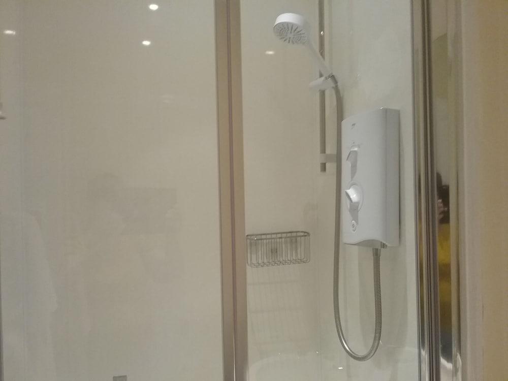 Shangri-la bed and breakfast - Bathroom Shower