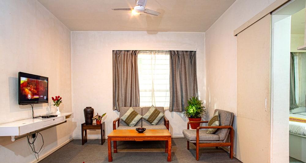 Emkay Apartment Guest House - Room