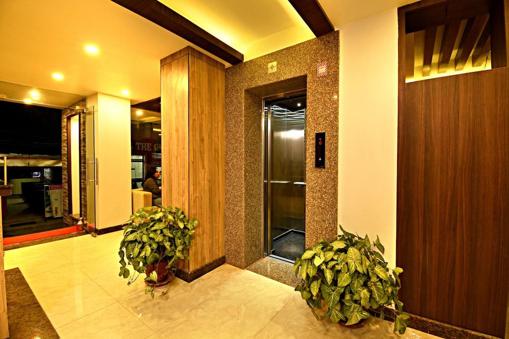 The Milestone Hotel & Spa - Interior Entrance