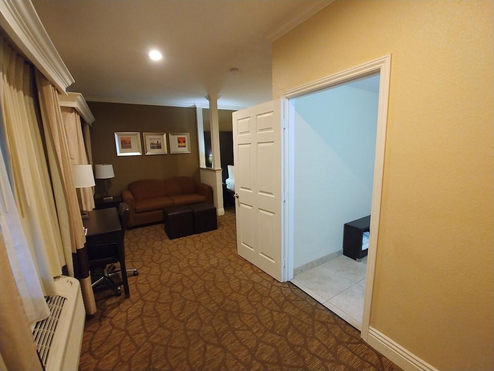 Comfort Inn & Suites Huntington Beach - Room