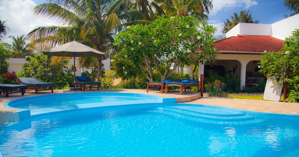 Flame Tree Cottages - Outdoor Pool