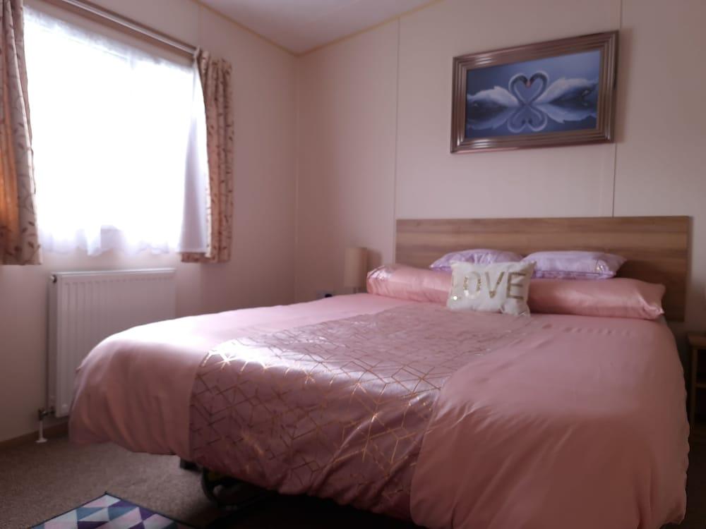 Impeccable 2-bed Apartment in Tattershall Lakes - Room