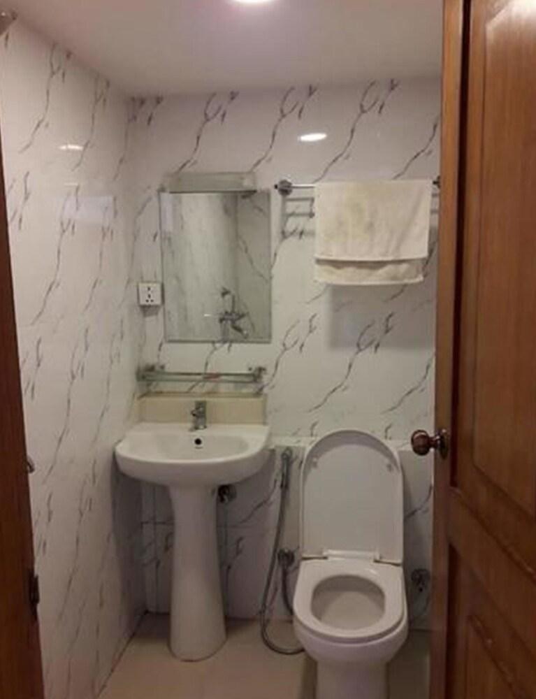 Saanvi Hotel - Bathroom