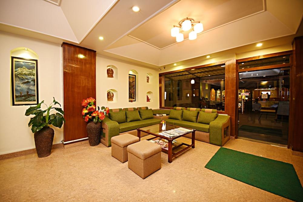 Hotel Friend's Home - Lobby Sitting Area