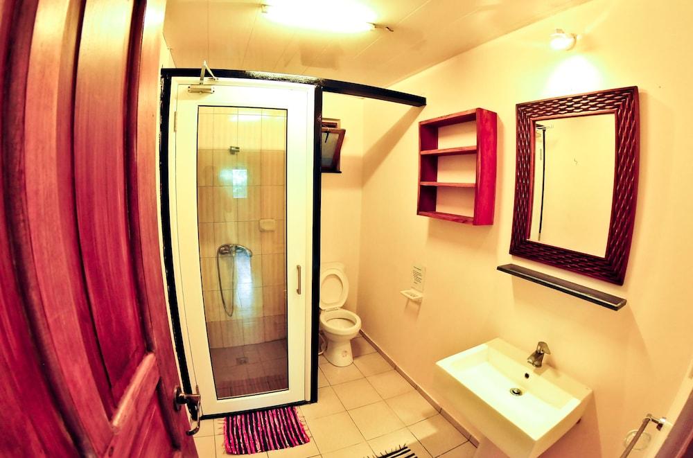 Ina HomeStay - Bathroom