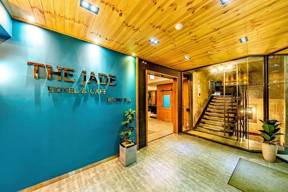 The Jade hotel - Interior Entrance