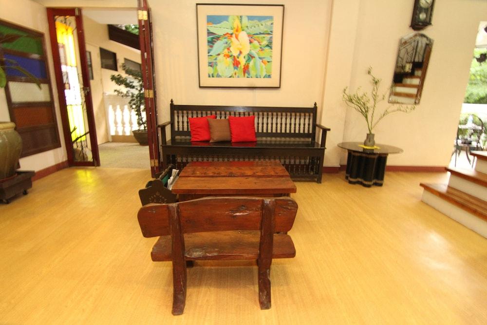 Bahay Ni Tuding Inn & Bistro - Lobby Sitting Area