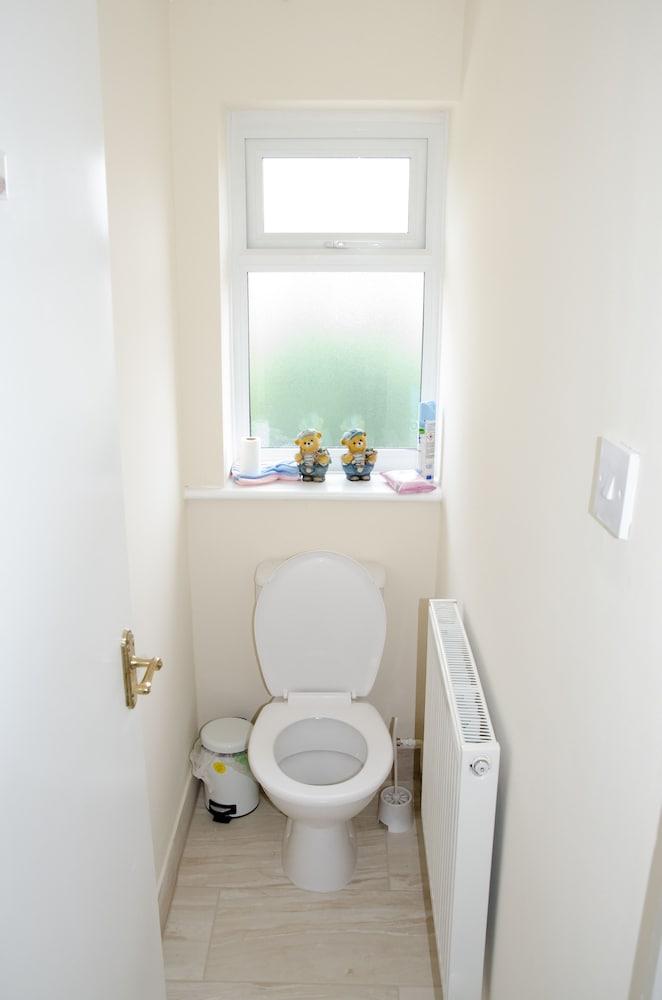 NEW 2BD Detached House in the Heart of Lincoln - Bathroom